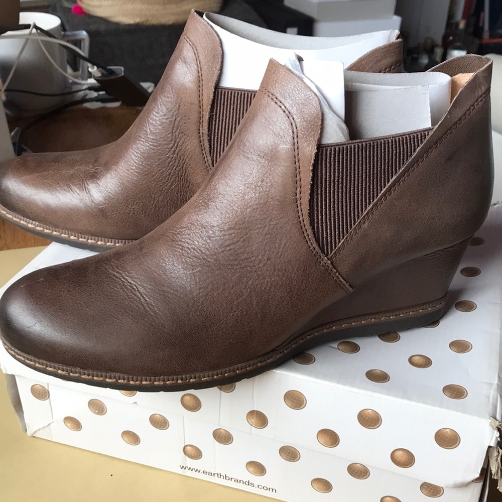 Earth Catamount brown Leather Wedge Booties